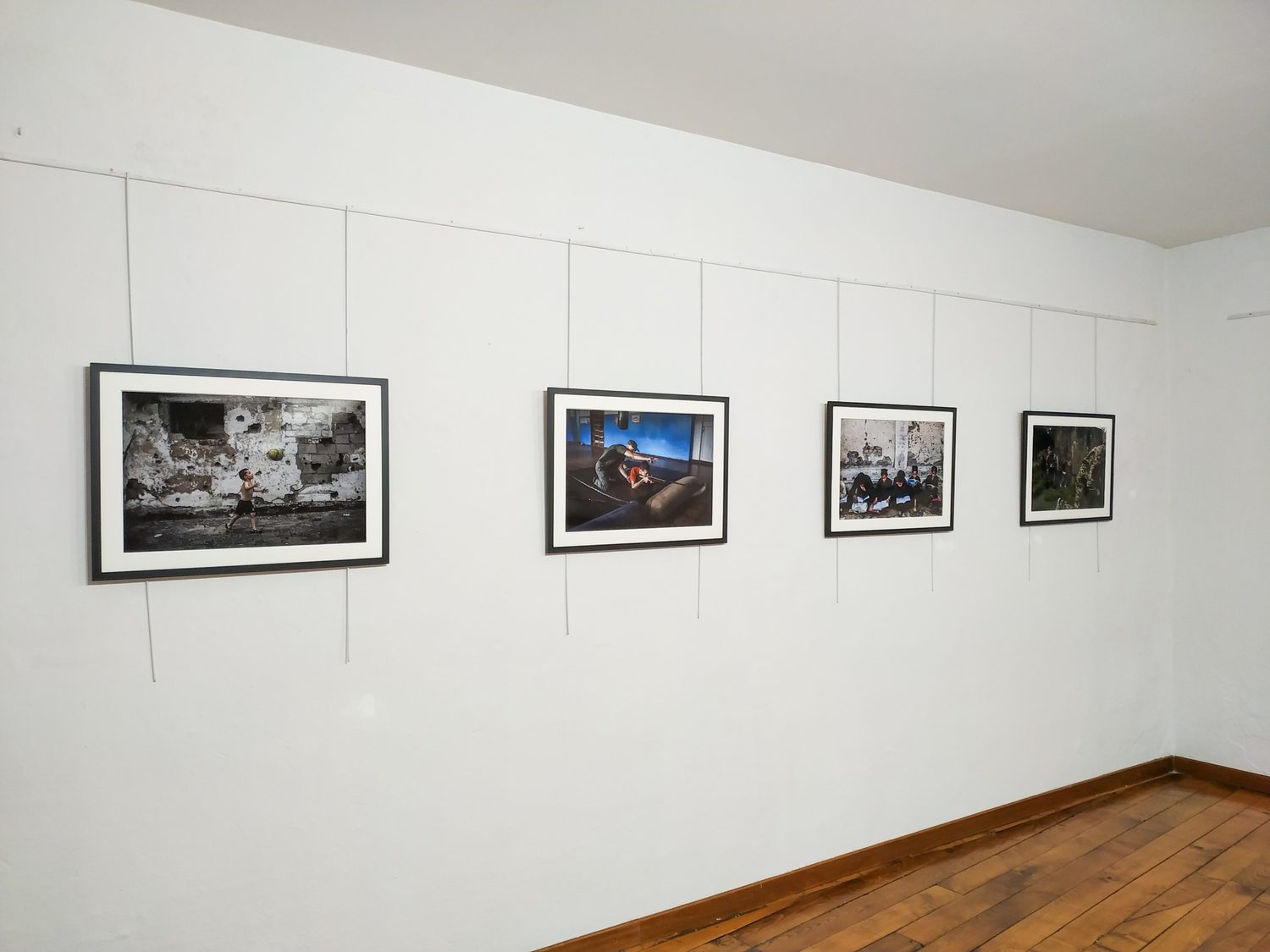 Mostra fotografica Hijacked Education in sala
