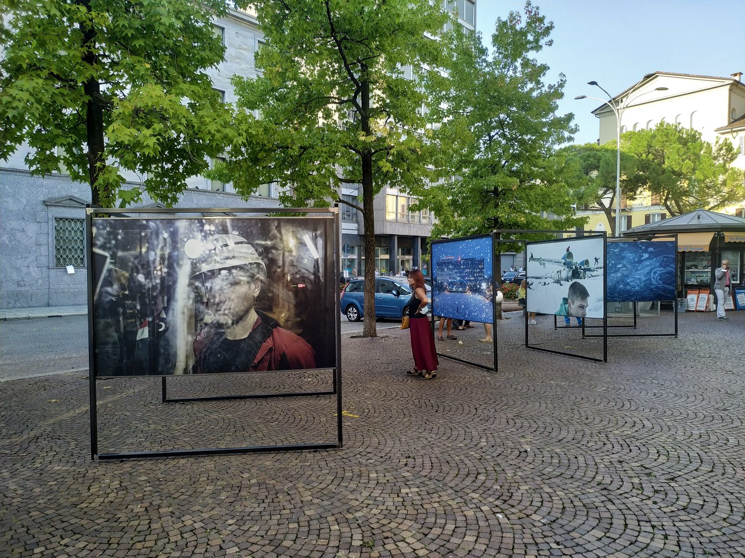 Mostra The shining land allestita in piazza