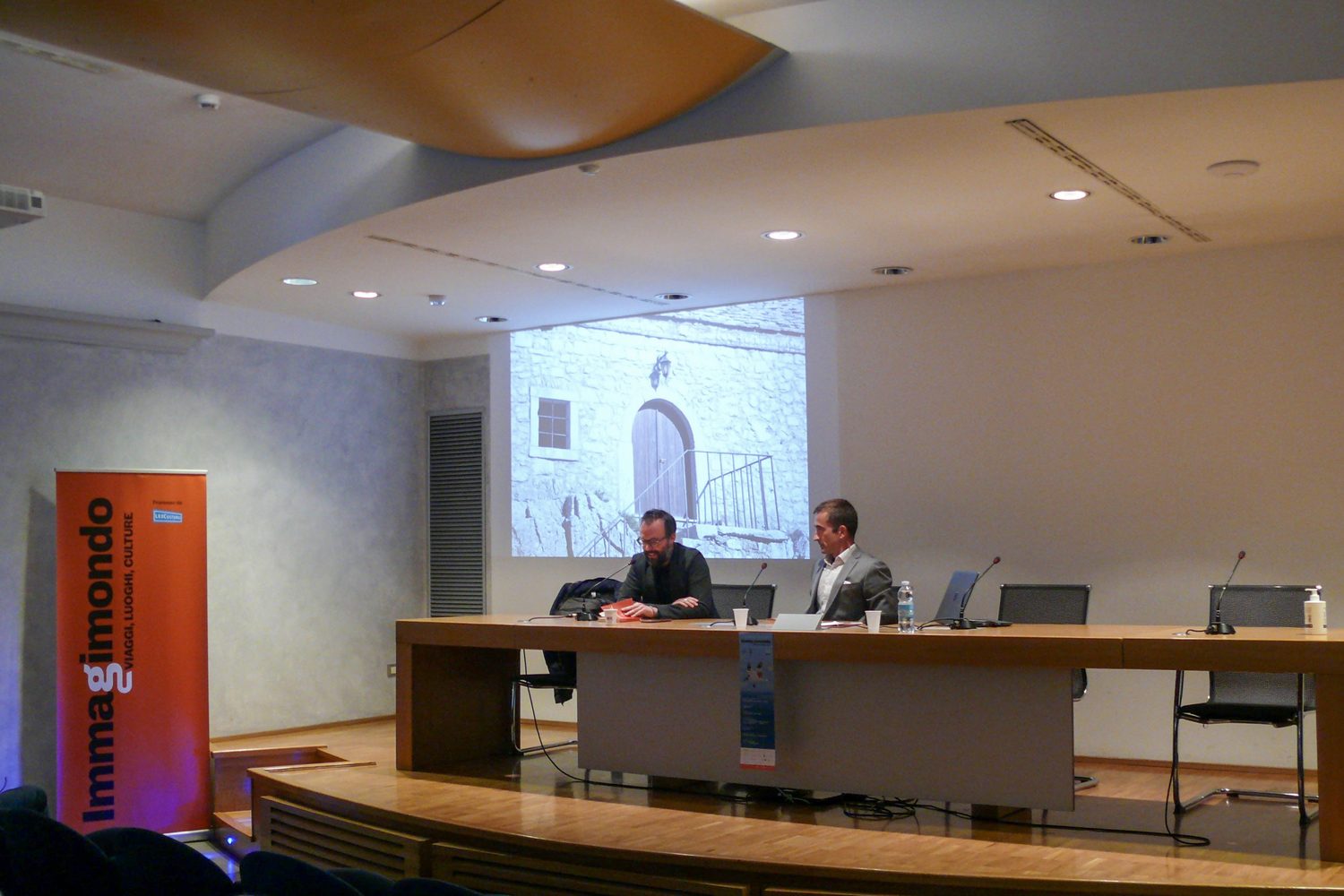 Incontro in sala conferenze