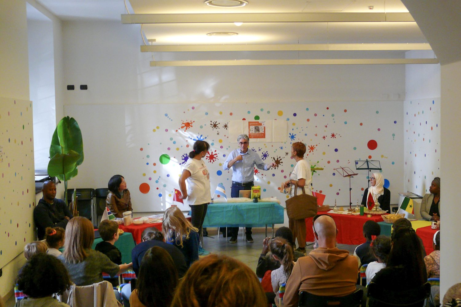 Laboratorio per bambini con decorazioni colorate