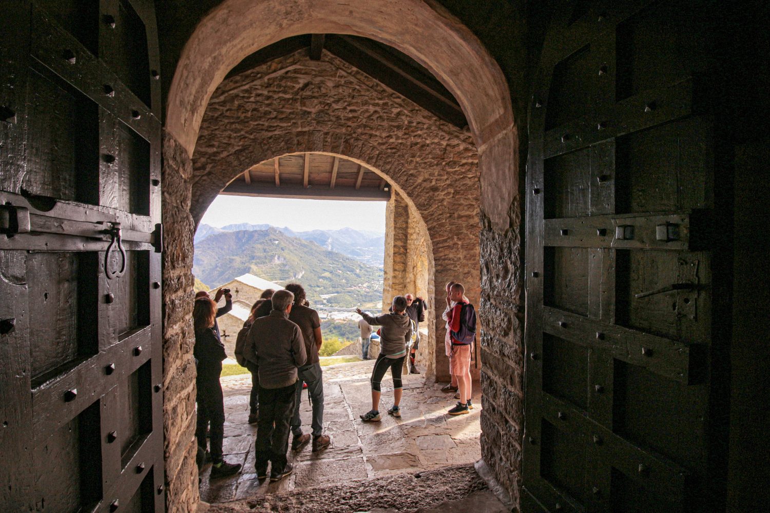 Visita guidata sotto un arco con vista sul lago