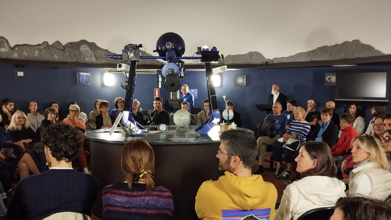 Il pubblico attorno al telescopio del Planetario civico