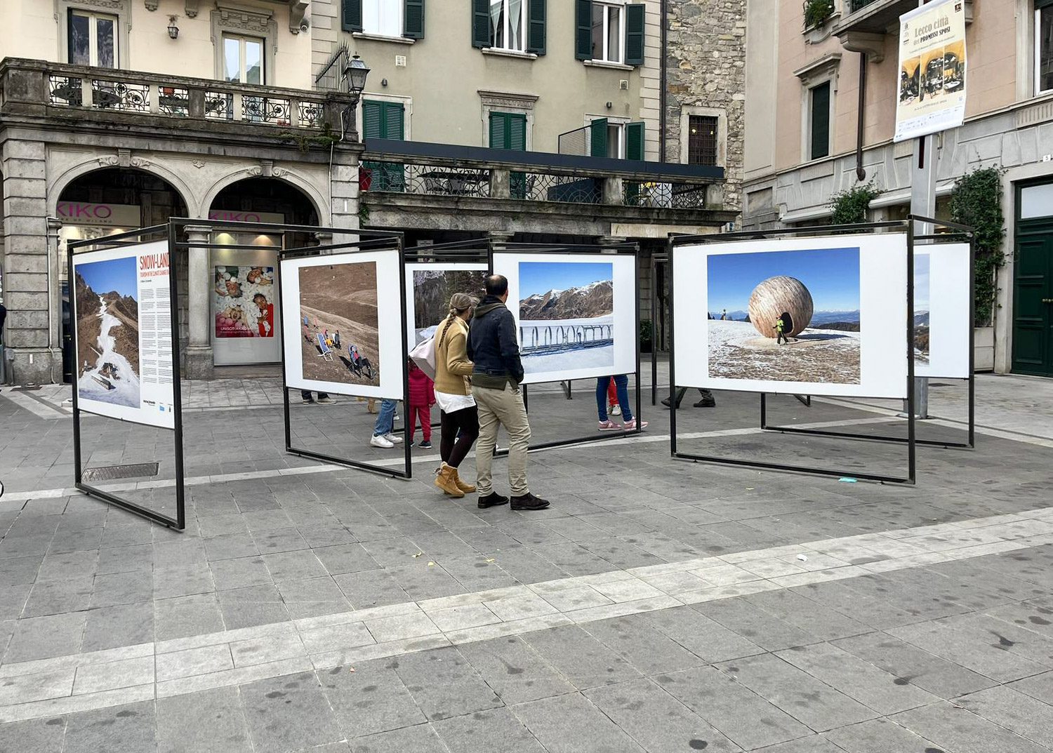 Mostra fotografica allestita sotto i portici di Lecco