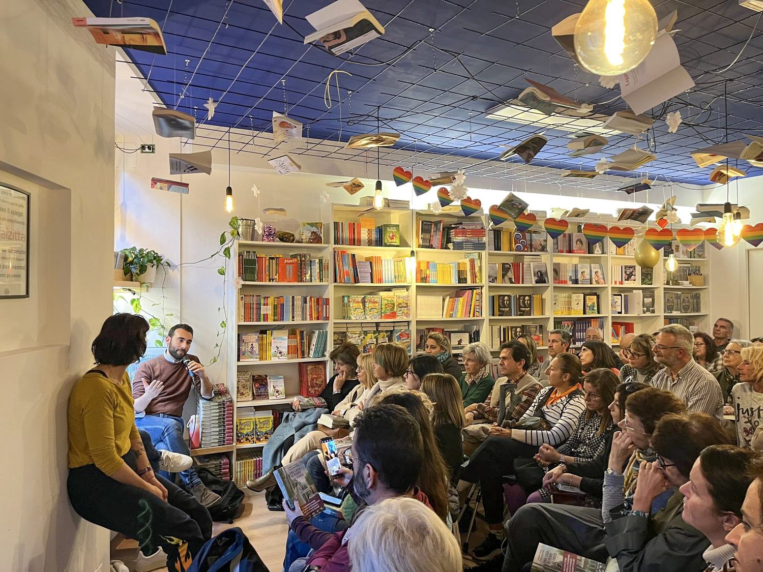 Incontro in libreria con il pubblico seduto a terra