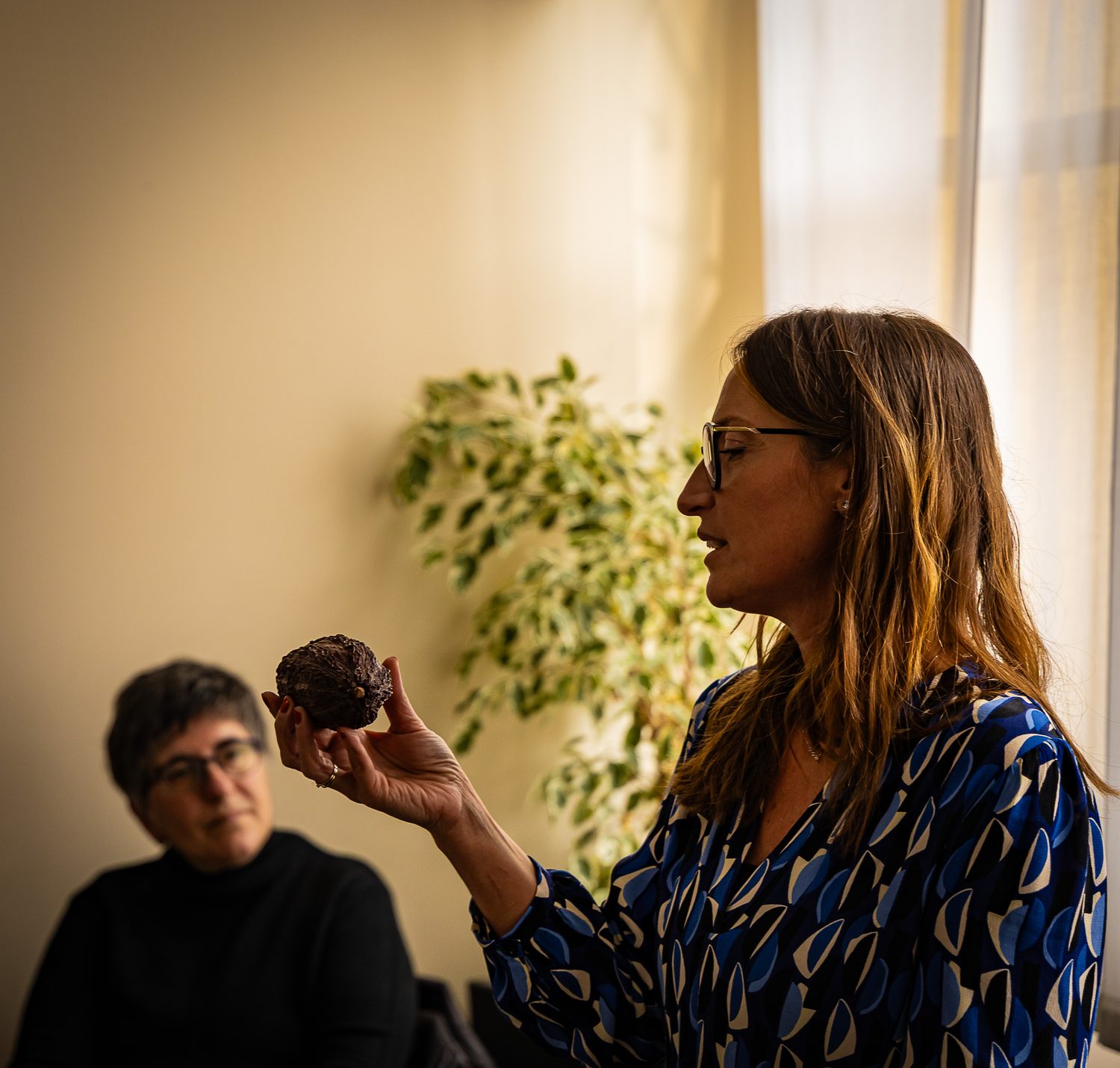 Assaggio di cacao durante il laboratorio