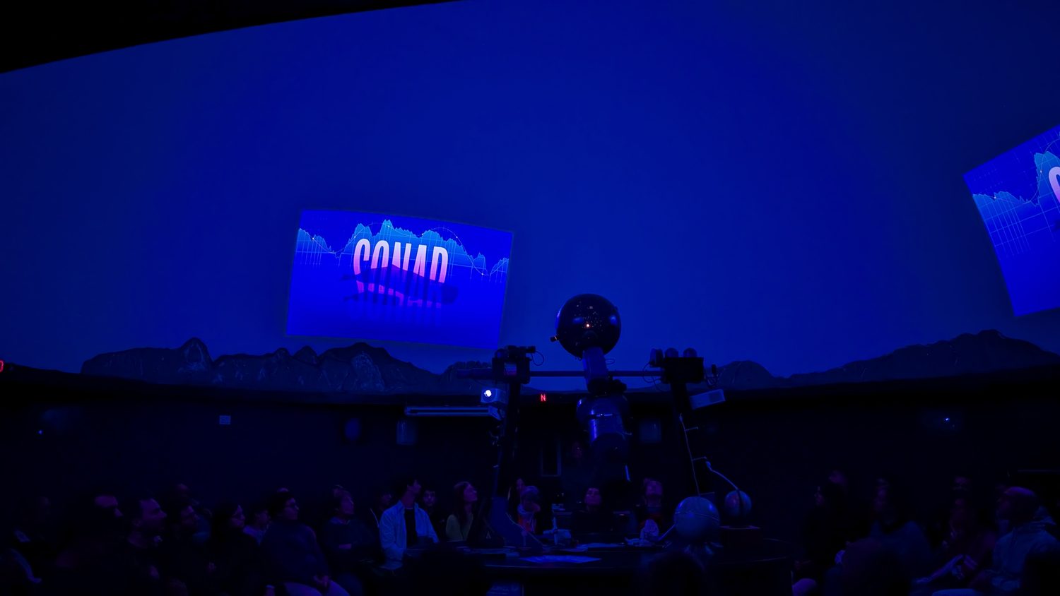 Il Planetario civico illuminato di blu