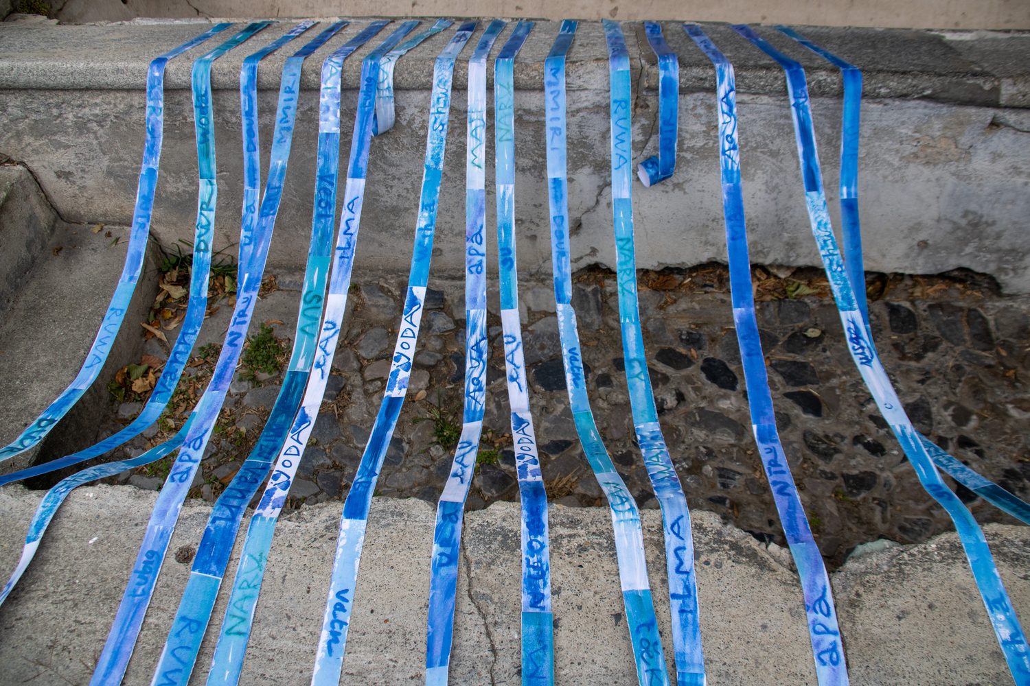 Installazione con nastri azzurri su una scalinata
